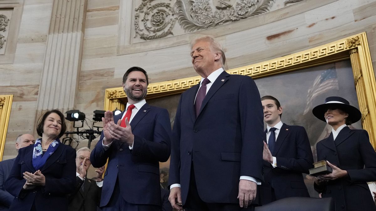 Donald Trump, right, and JD Vance, left, on stage before taking their oaths of office during the Inauguration ceremonies in the Rotunda of the U.S. Capitol in Washington on Monday, Jan. 20, 2025. EPA/Morry Gash / POOL Dostawca: PAP/EPA.