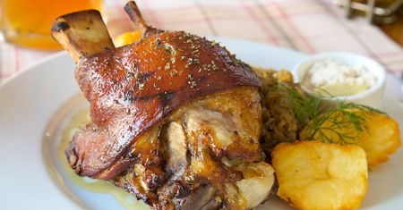 Miękka i aromatyczna golonka. Mięso samo odchodzi od kości
