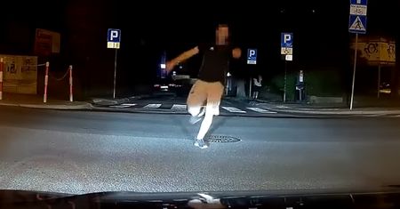 Kobieta jechała przez Opole. Nagle na jej auto rzucił się "kaskader"