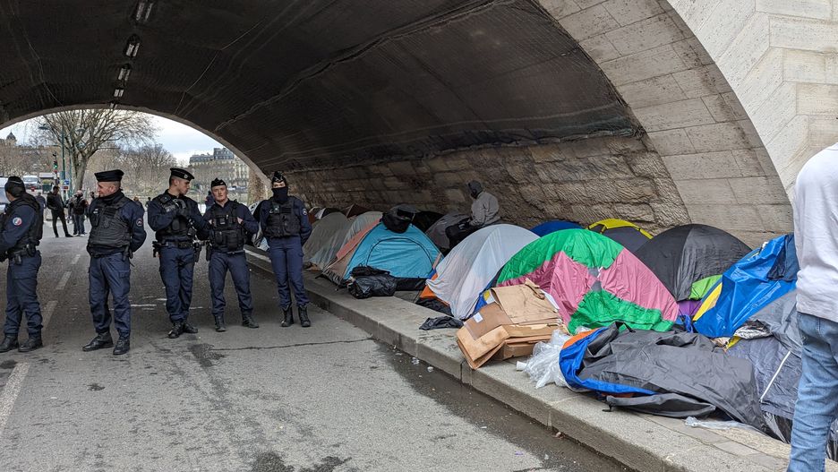 Organizacje humanitarne alarmuję na temat wzrostu liczby eksmisji w Paryżu. Zdjęcie ilustracyjne