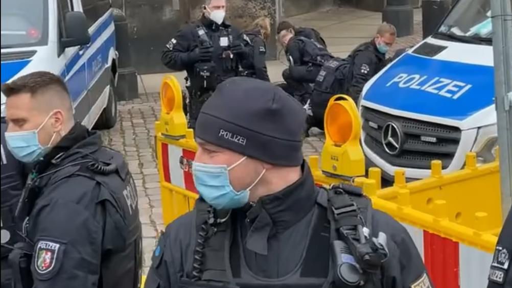 Policjanci siłą założyli kobiecie maseczkę