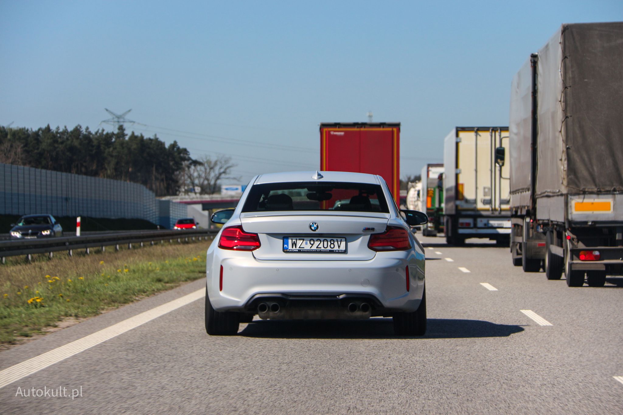 BMW ustępuje mocą tesli, ma też trochę gorsze osiągi