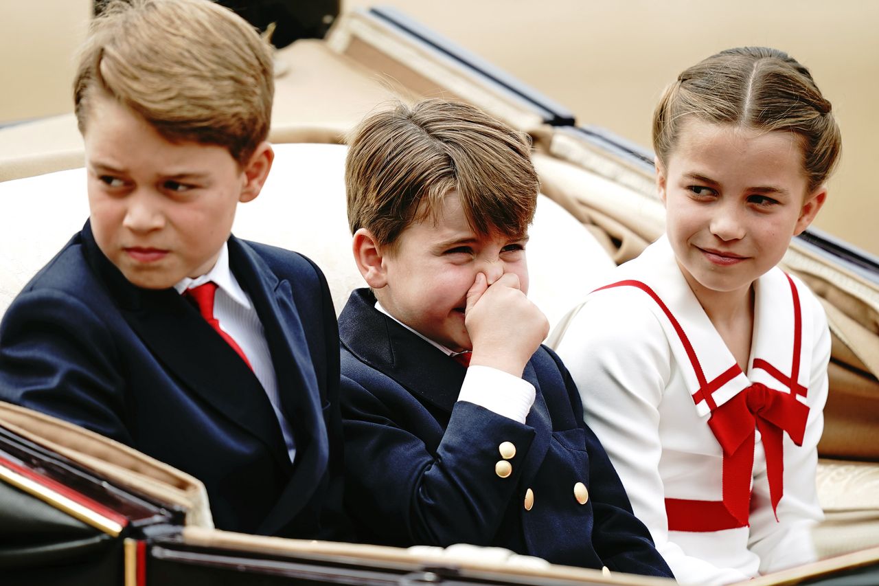 Charlotte, George i Louis na królewskiej paradzie. Jak zawsze kradną show
