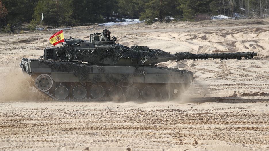 Military exercise Silver Arrow 22 in Latviaepa09817839 Spanish Army serviceman with their battle tank Leopard during the international military exercise Crystal Arrow 22, organized by Mechanized Infantry Brigade of the Latvian Land Forces in Adazi training ground, Latvia, 11 March 2022. The purpose of the force demonstration is to demonstrate the interoperability of multinational units in various operations and to demonstrate NATO's combat capabilities for the protection of any member of the Alliance. With the conclusion of the Crystal Arrow 2022 exercise, the certification process of the NATO Extended Presence Battlegroup in Latvia is being successfully completed.  EPA/TOMS KALNINS Dostawca: PAP/EPA.TOMS KALNINS