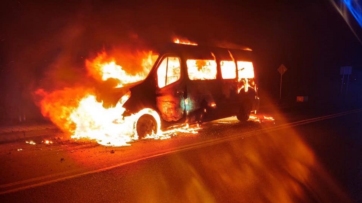 Bus uderzył w tył ciężarówki i momentalnie stanął w płomieniach.