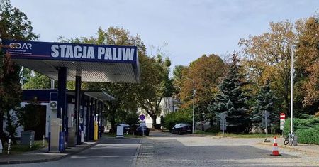 Byliśmy na "rządowej" stacji paliw w Warszawie. Trudno ją znaleźć