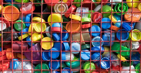 Recykling to fikcja? Mniej niż 10 proc. nowego plastiku pochodzi z "odzysku"
