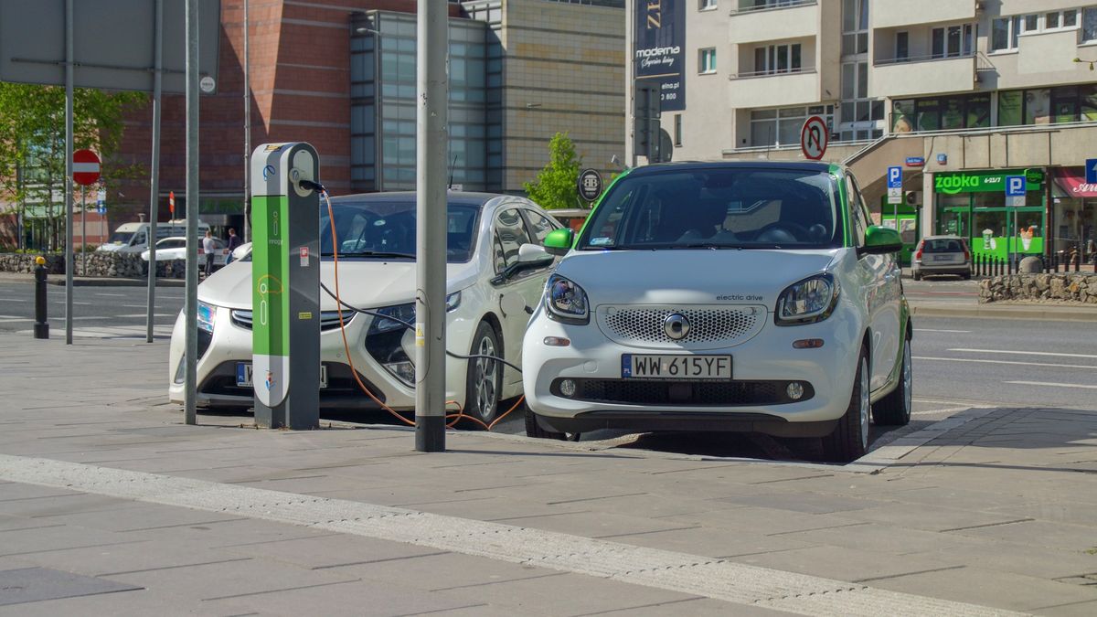 Takie "tłumy" przy stacji ładowania to nie jest częsty widok.