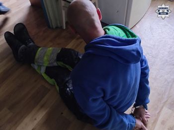 Chorzów: Pracownica piekarni wraz z kolegą upozorowała włamanie. Zniszczyli zamek i ukradli pieniądze