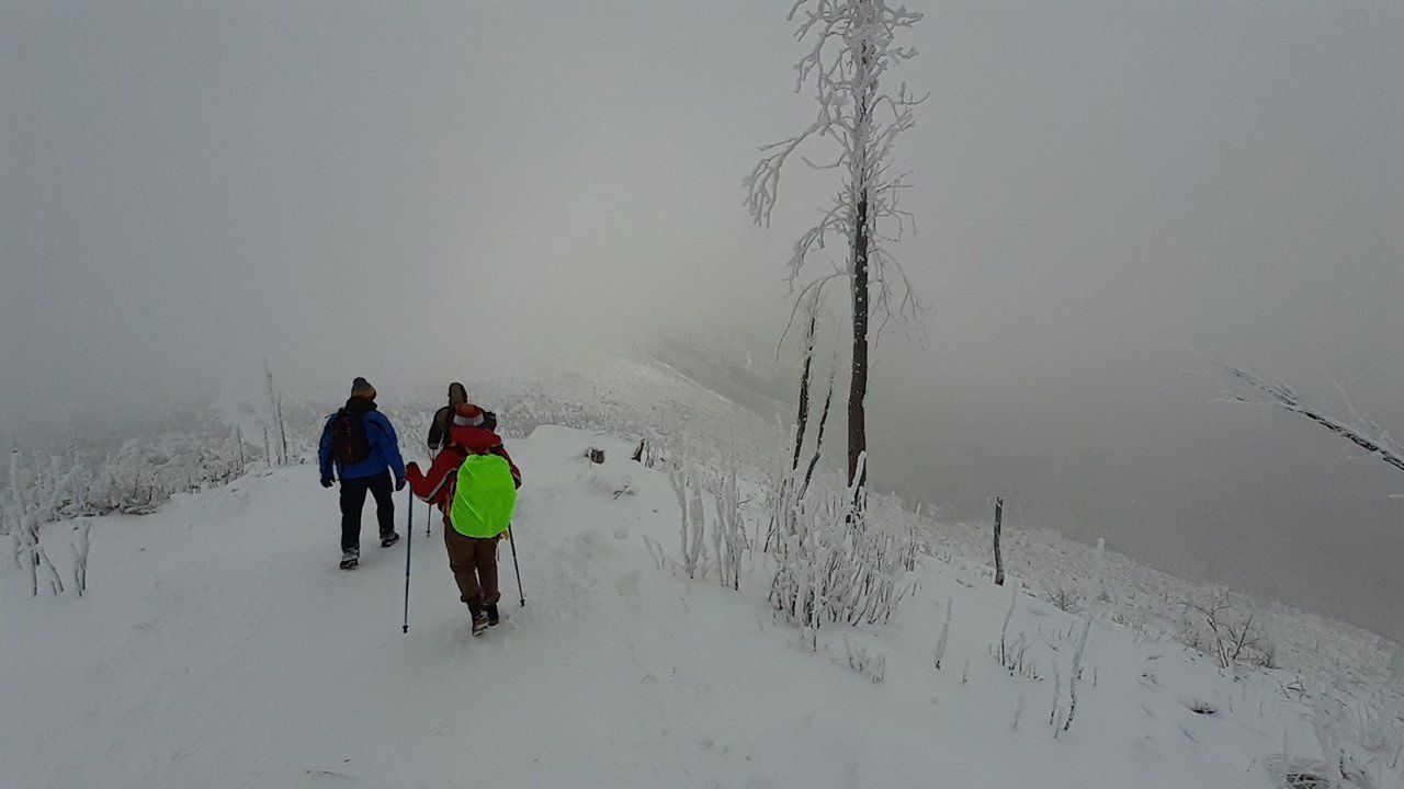 Beskidy: Trudne warunki w górach, zamknęli popularny wśród turystów szlak na Babią Górę