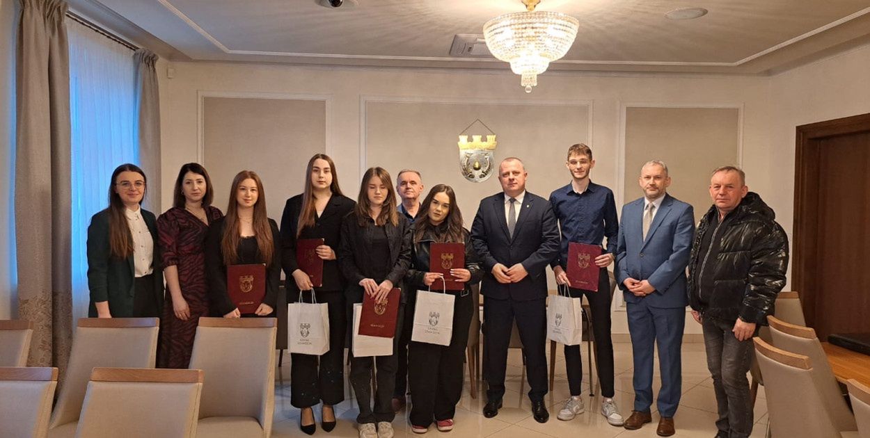 Młodzi Bohaterowie z Nowego Dworu: Piątka Nastolatków Uratowała Życie Pani Anny