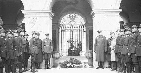 Kto leży w Grobie nieznanego Żołnierza? Zdecydowało o tym losowanie