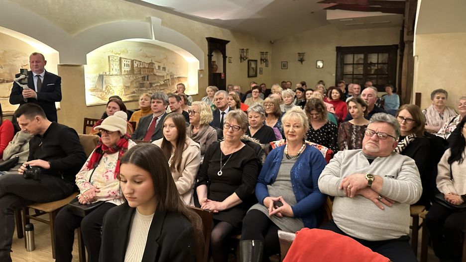 Pełna sala restauracji Żmigród podczas Jesiennego koncertu
