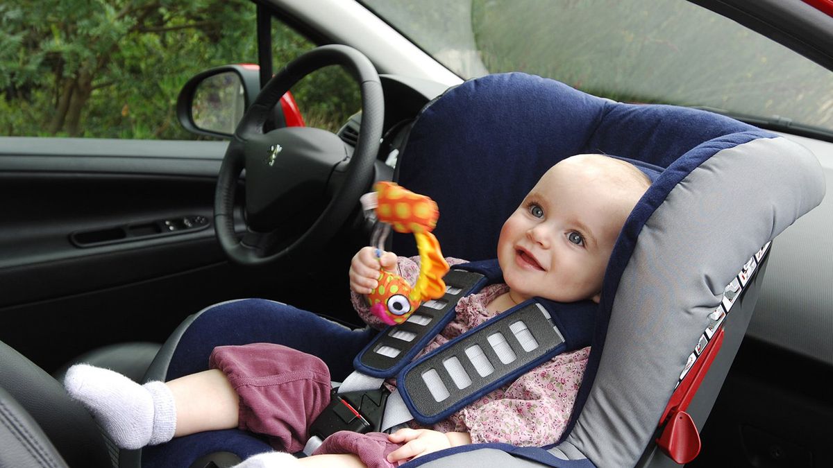 Właściwe przewożenie dziecka w samochodzie ma ogromny wpływ na jego bezpieczeństwo