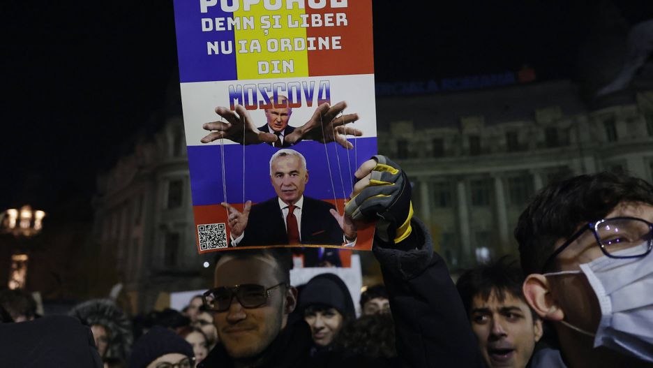 Protest against far-right independent runoff candidate Calin Georgescu in Bucharest
epa11742790 Romanian protesters shout slogans and hold up a placard that depicts Calin Georgescu (Down) and Vladimir Putin (Up), and says: 'THE RIGHT AND FREE PEOPLE DO NOT TAKE ORDERS FROM MOSCOW!', during a protest held at the University Plaza following the surprise win of far-right independent candidate Calin Georgescu in the first round of presidential elections, in central Bucharest, Romania, 26 November 2024. Up to 1000 students and civil rights activists gathered in the center of Romania's capital to warn against the victory of far-right pro-Russian independent candidate Calin Georgescu, whose declarations worried human right activists. Calin Georgescu led in the first round of the presidential race, winning 22.94 percent of the total number of votes, followed by Elena Lasconi, leader of the USR (Save Romania Union), with 19.18 percent. The second round of Romania's presidential election will be held on 08 December 2024.  EPA/ROBERT GHEMENT 
Dostawca: PAP/EPA.
ROBERT GHEMENT
election, crowd, parties