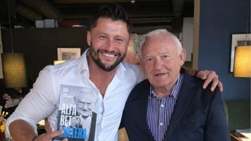 Dwa różne światy. Pobożny Piotr Mróz i legenda lewicy spotkali się przy stole