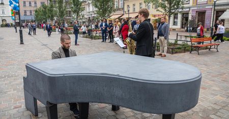 Bielsko-Biała: Postawili fortepian w sierpniu. Mieszkańcy mają już dość