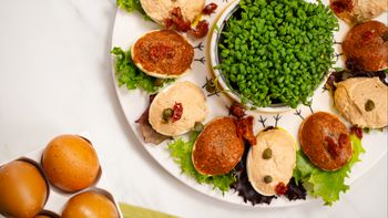 Koniec z nudą na talerzu. W tym roku nafaszeruj jajka czymś zupełnie nowym