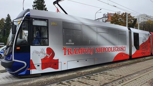 Wrocław. Biało-czerwony Tramwaj Niepodległości. Do wiadomego przystanku