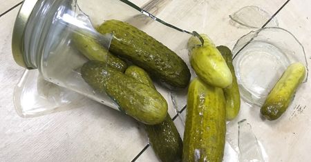 Kto płaci, gdy stłuczesz słoik w sklepie? Przepisy są jasne