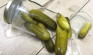 Kto płaci, gdy stłuczesz słoik w sklepie? Przepisy są jasne