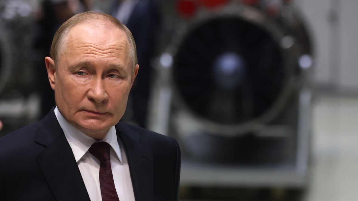 SAMARA, RUSSIA - SEPTEMBER 05: (RUSSIA OUT) Russian President Vladimir Putin looks at an aircraft engine while visiting the ODK -Kuznetsov (OEK Kuznetsov), a military industry company on September 5, 2025 in Samara, Russia. Putin visited an aircraft engine plant in Samara after attending the Eastern Economic Forum in Vladivostok. (Photo by Contributor/Getty Images)