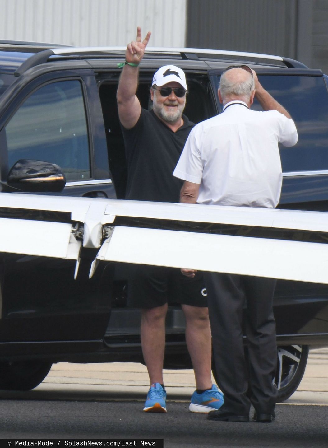 Russell Crowe i Britney Theriot wsiadaj? do odrzutowcaEXCLUSIVE: *NO DAILYMAIL ONLINE* A FLYING VISIT! Russell Crowe and Britney Theriot cuddle as they prepare to leave Melbourne on a private jet. The couple were spotted boarding the plane, while staff loaded their luggage, including a bundle of "Australian Open 2022" merchandise, and what appeared to be a wooden box of Penfolds wine.    Pictured: Russell Crowe      World Rights, No Argentina Rights, No Australia Rights, No Bolivia Rights, No Brazil Rights, No Chile Rights, No Colombia Rights, No Costa Rica Rights, No Cuba Rights, No Dominican Republic Rights, No Ecuador Rights, No El Salvador Rights, No Guadeloupe Rights, No Guatemala Rights, No Mexico Rights, No Nicaragua Rights, No New Zealand Rights, No Paraguay Rights, No Peru Rights, No Panama Rights, No Portugal Rights, No Puerto Rico Rights, No Spain Rights, No Uruguay Rights, No Venezuela RightsMedia-Mode / SplashNews.com