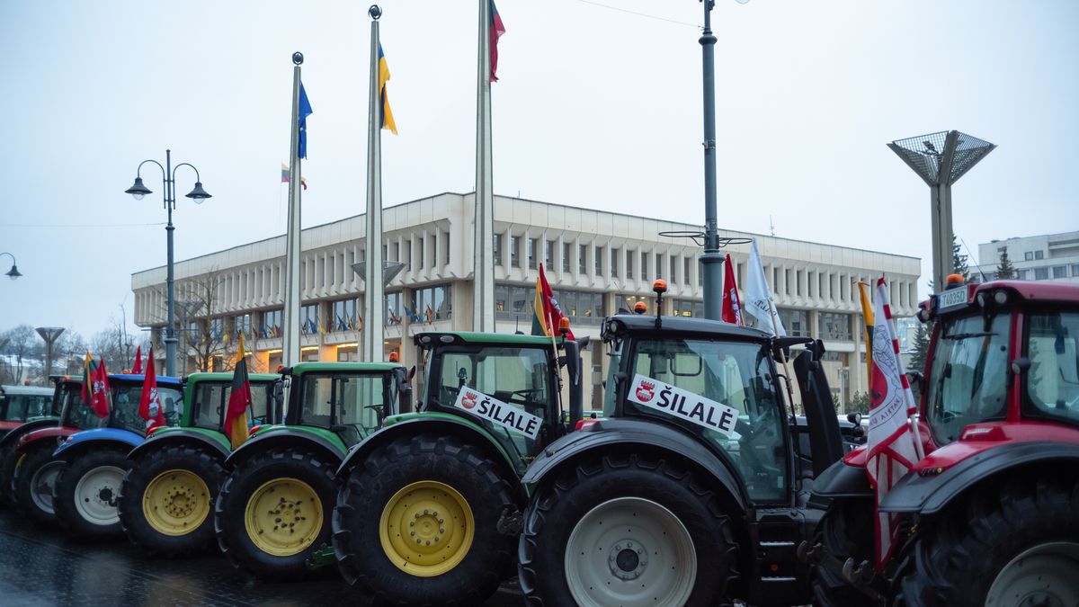 Wilno, Litwa, 23.01.2024. Ciągniki na ulicach Wilna, 23 bm. Trwają przygotowania do jutrzejszego protestu litewskich rolników przed siedzibą Rządu Litwy. Szacuje się, że docelowo do Wilna dotrze ponad 900 ciągników. (sko) PAP/Valdemar Doveiko