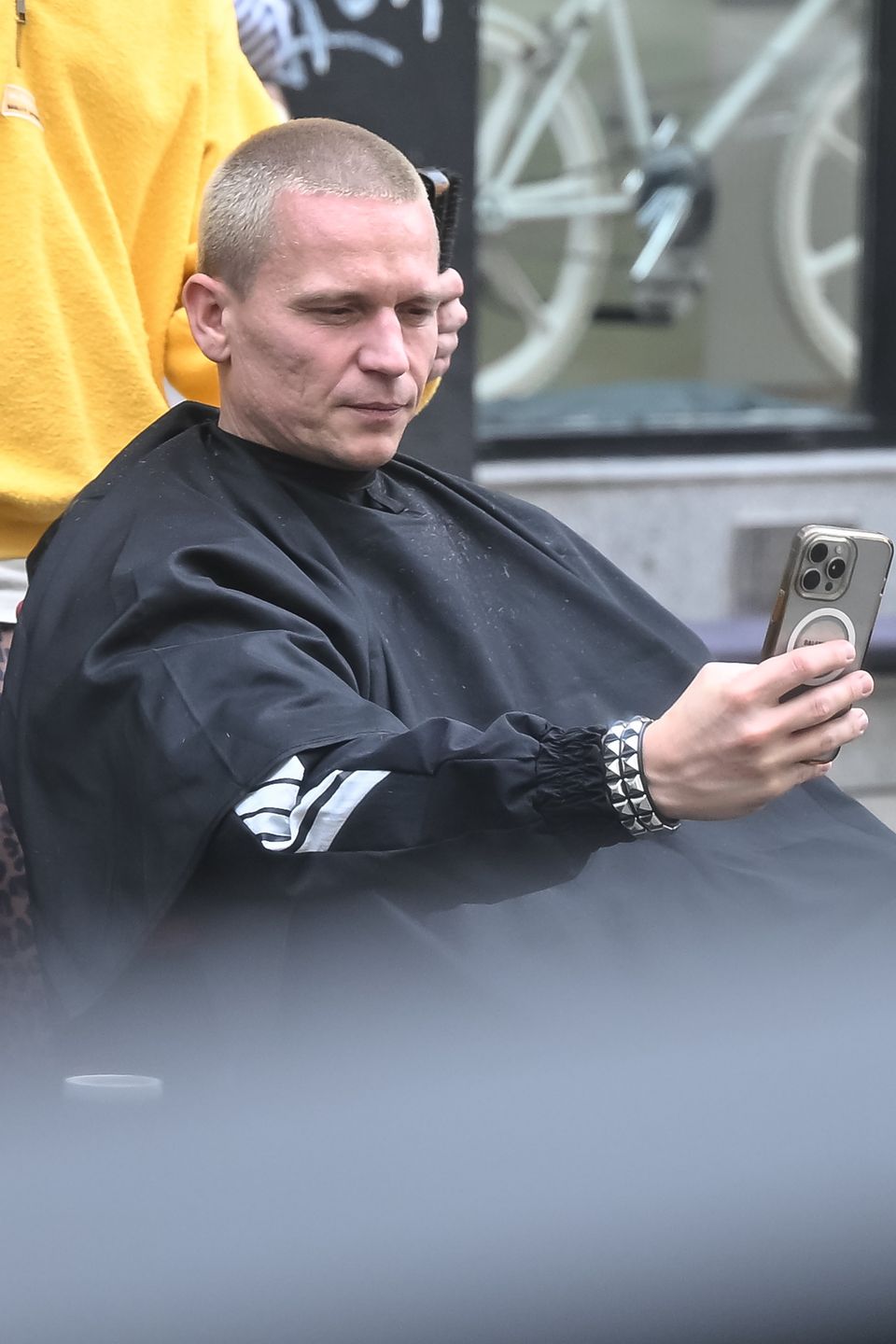 Bart Pniewski goli włosy na ulicy