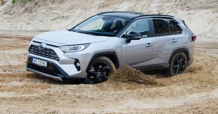 Hybryda w terenie? Toyota RAV4 pokazuje, że można