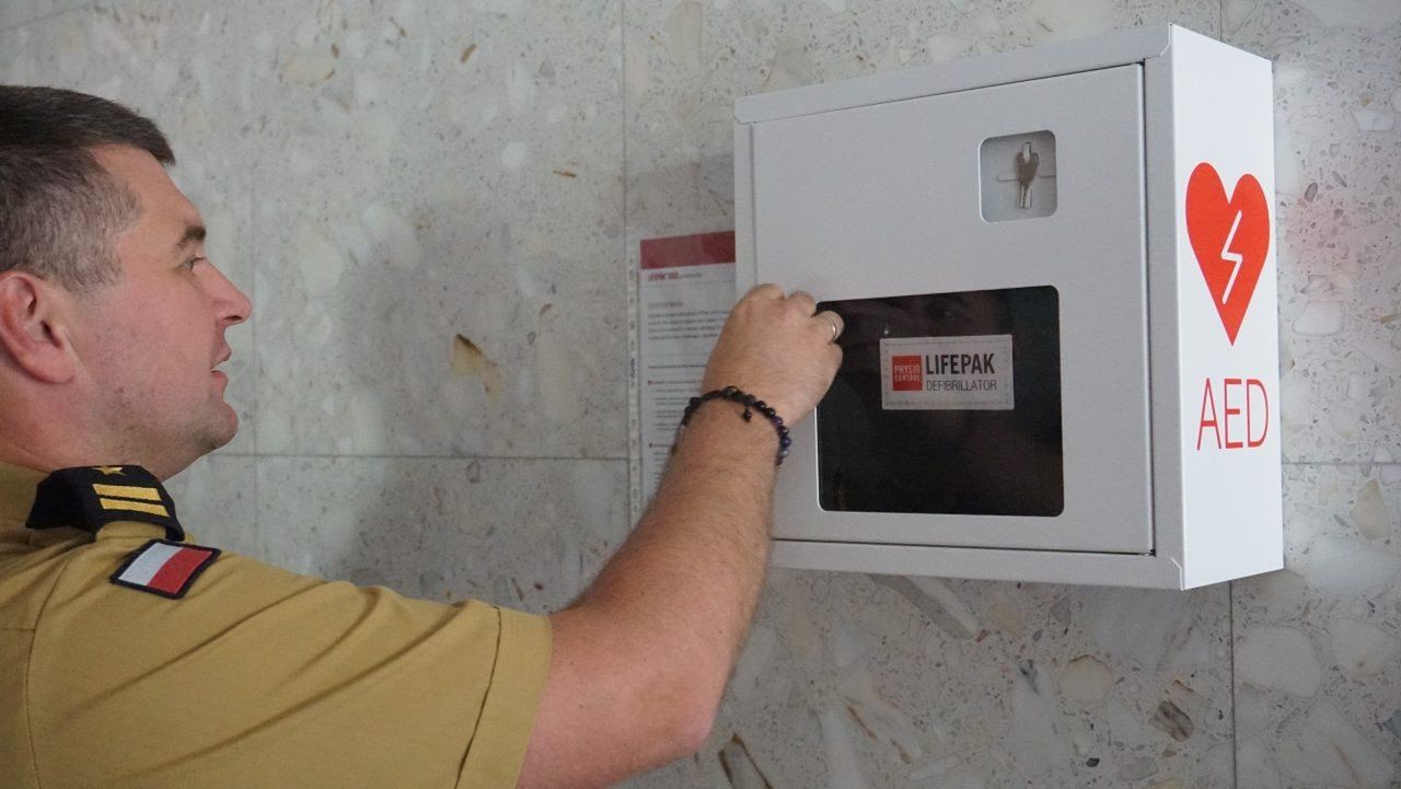 Coraz więcej defibrylatorów w Warszawie