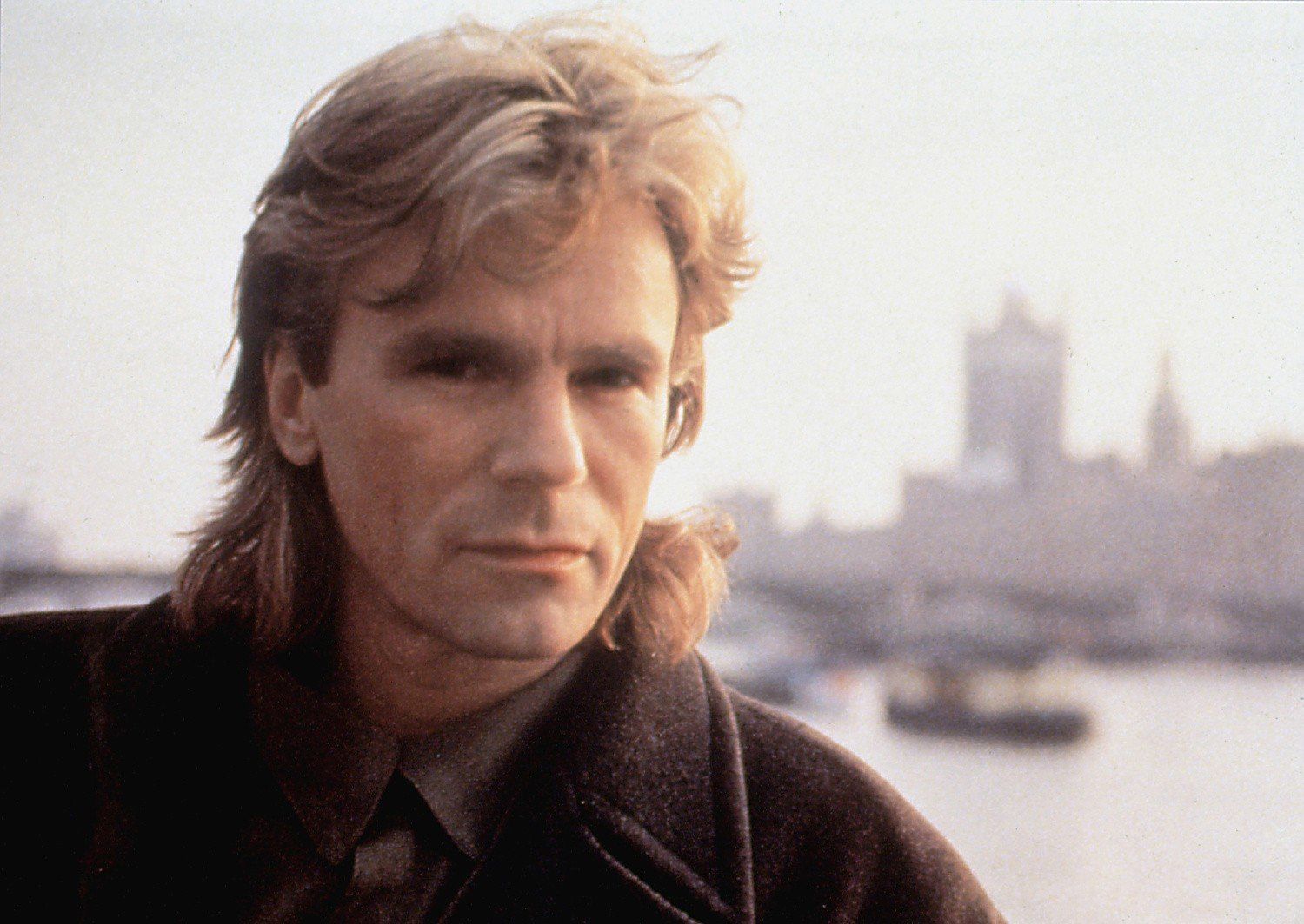 &#34;MacGyver&#34; to amerykański serial sensacyjny opowiadający o losach utalentowanego byłego agenta służb specjalnych.Film powstał w 1985 roku. W Polsce po raz pierwszy wyemitowano go w latach 90. XX wieku. Zyskał niezwykłą popularność. Widzowie docenili oryginalny pomysł. Główny bohater praktycznie nie używał ostrej broni. Z różnych opresji wychodził dzięki swojemu genialnemu umysłowi. Wiele zadań realizował przy użyciu szwajcarskiego scyzoryka. Do dziś niektórzy nazywają takie noże &#34;macgyverami&#34;. Umiejętności tworzenia różnych rzeczy z niczego przyjęło nazywać się MacGyveryzmem, a w języku angielskim czasownik MacGyver zaczął oznaczać takie sformułowania jak: &#34;naprawić&#34;, wymyślić&#34; czy &#34;rozwiązać&#34;.Główną rolę w filmie zagrał Richard Dean Anderson. Zobaczcie, jak dziś wygląda Richard Dean Anderson, odtwórca głównej roli w serialu &#34;MacGyver&#34;. Zdjęcia &gt;&gt;&gt;&gt;