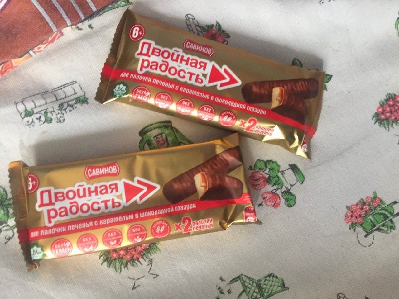 Rosyjska podróbka batonika "Twix". Zachowano także kolorystykę 