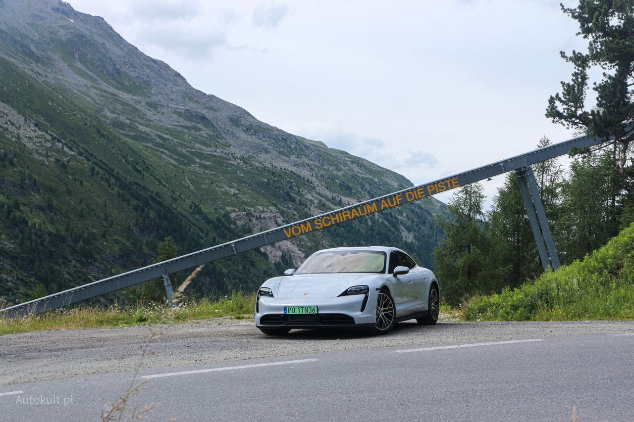 Porsche Taycan na drodze do przełęczy Timmelsjoch