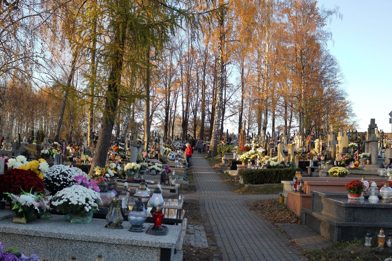 Gigantyczne kolejki na cmentarzach. Sytuacja jest dramatyczna