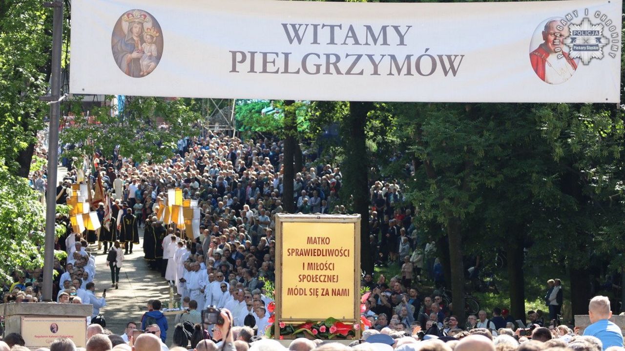 Pielgrzymka mężczyzn w Piekarach Śląskich. Porsche potrąciło rowerzystów