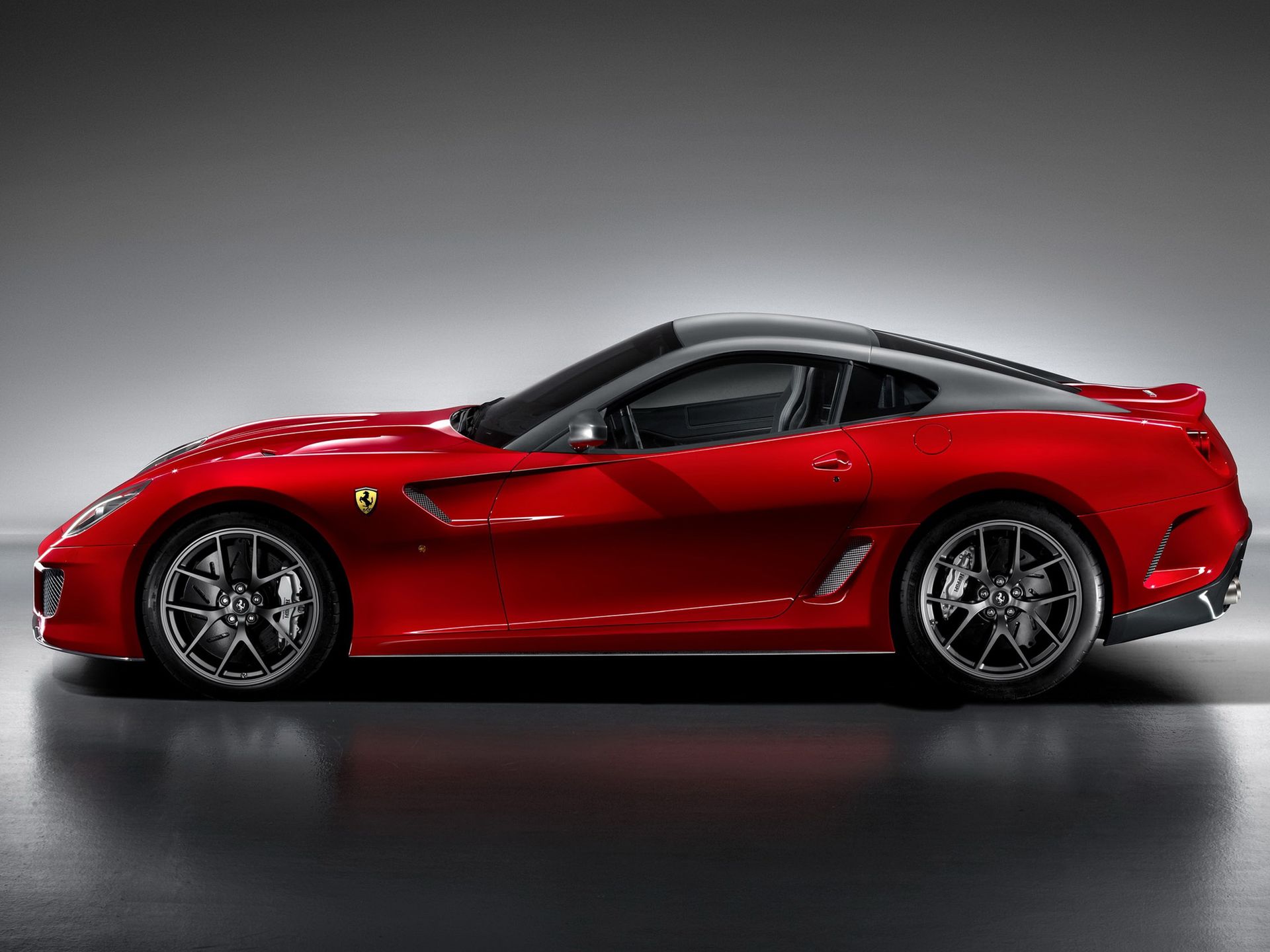 Potężny silnik pozwala rozpędzić 599 GTO do 100 km/h w 3,35 s. Prędkość maksymalna tego Ferrari wynosi 335 km/h. Średnie spalanie? Dla właścicieli tych wozów nie jest to szczególnie istotne, ale producent podaje 17,5 l/100 km.