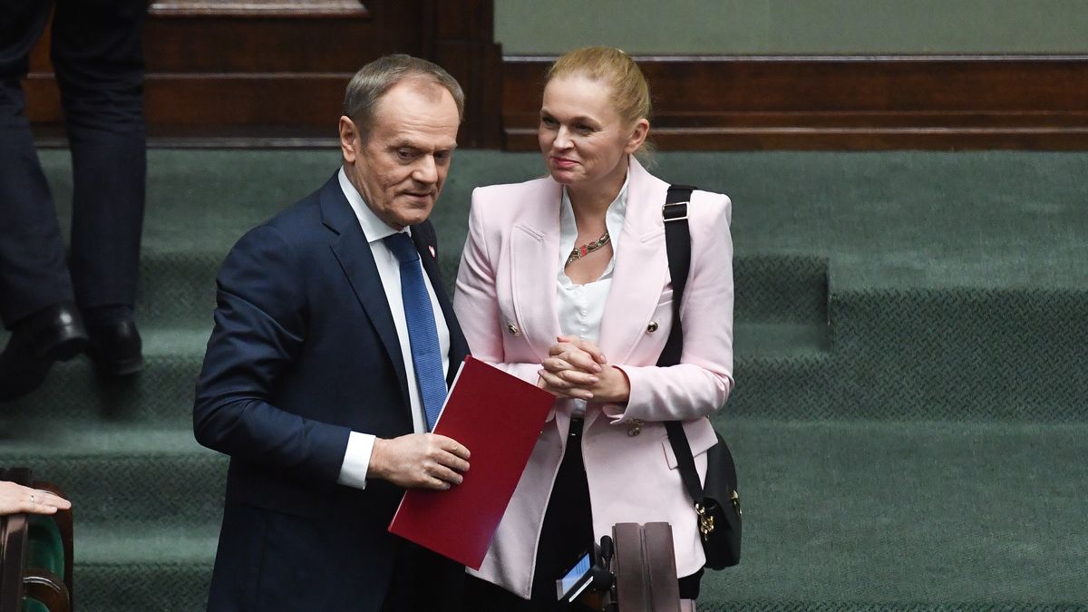 Warszawa, 17.01.2024. Premier Donald Tusk (L) oraz minister edukacji Barbara Nowacka (P) na sali obrad Sejmu w Warszawie, 17 bm. Sejm w drugim dniu posiedzenia zajmuje się m.in. wnioskiem PiS o wyrażenie wotum nieufności wobec ministra kultury i dziedzictwa narodowego Bartłomieja Sienkiewicza. (jm) PAP/Piotr Nowak