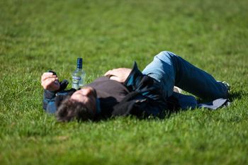 "Spór obnaża jedno". Ekspertka komentuje sprawę prohibicji w Warszawie