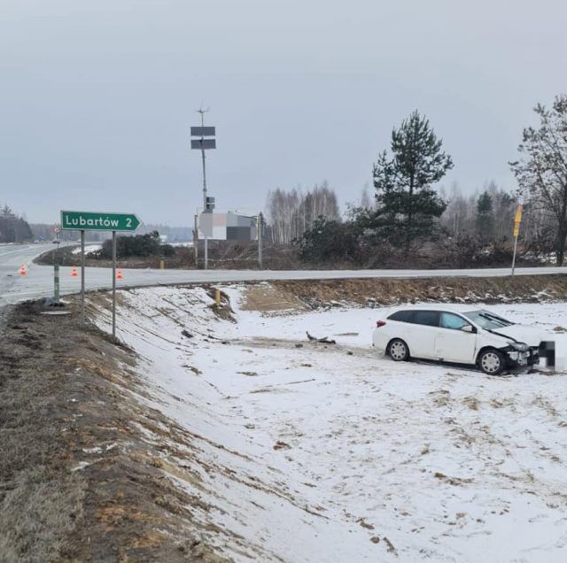 Zderzenie dwóch samochodów na obwodnicy Lubartowa. Kierująca renaultem trafiła do szpitala (zdjęcia)