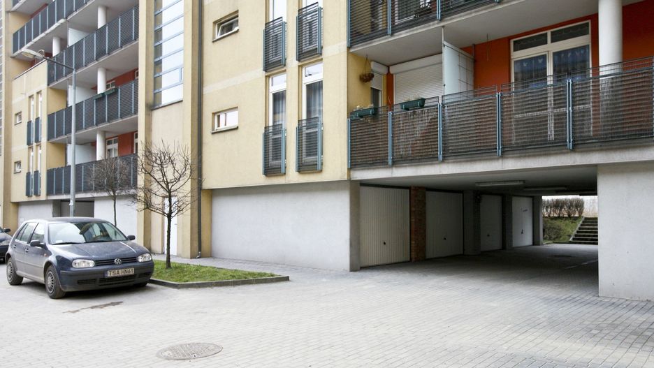 Badania pokazują, że w skali kraju 62,1% mieszkań obecnie dostępnych na rynku posiada parking, jednak niektóre regiony osiągają wyniki lepsze od średniej krajowej.