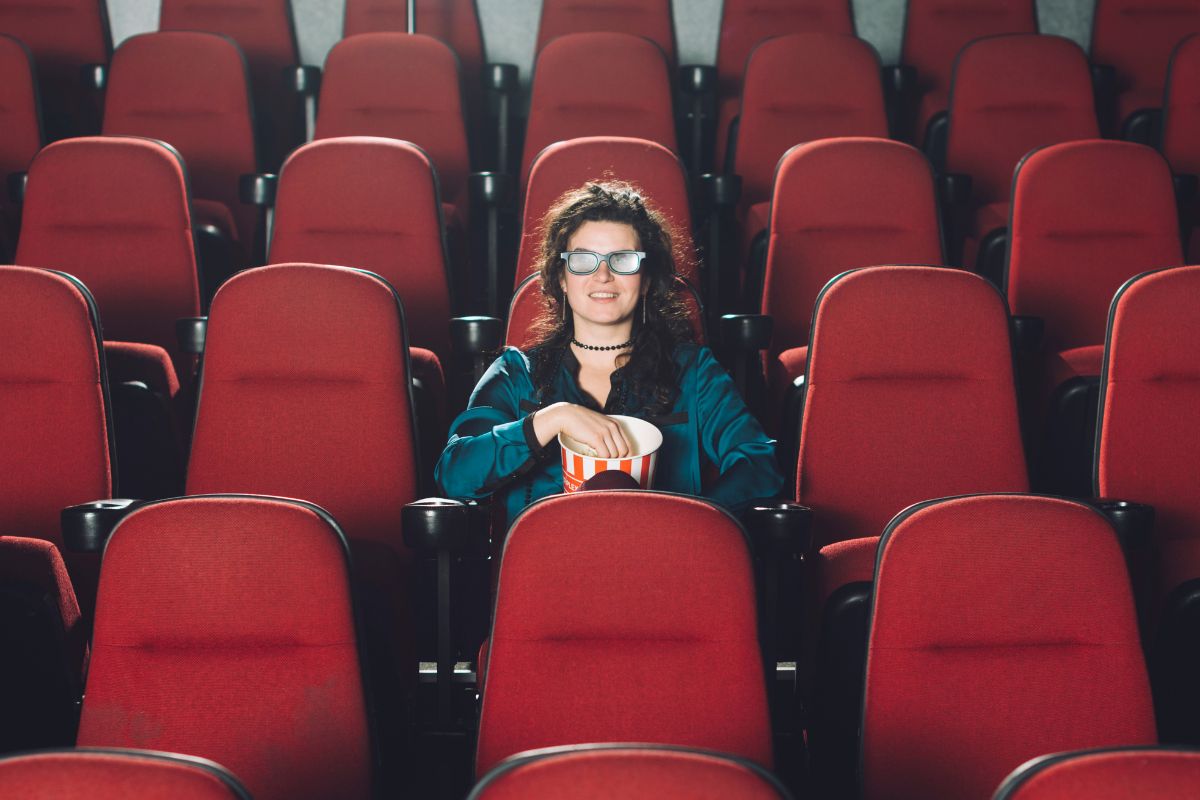 Kobieta na pustej sali kinowej