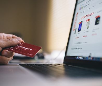 Unijny komisarz chwali Polskę. Chodzi o prawa konsumentów