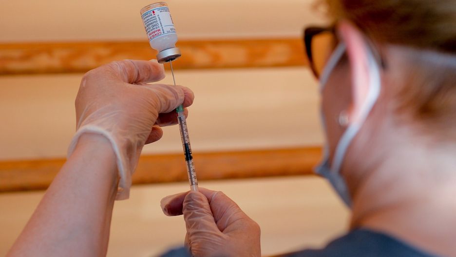 Szczepienia przeciw COVID-19 obowiązkowe? Ekspert nie ma wątpliwości
