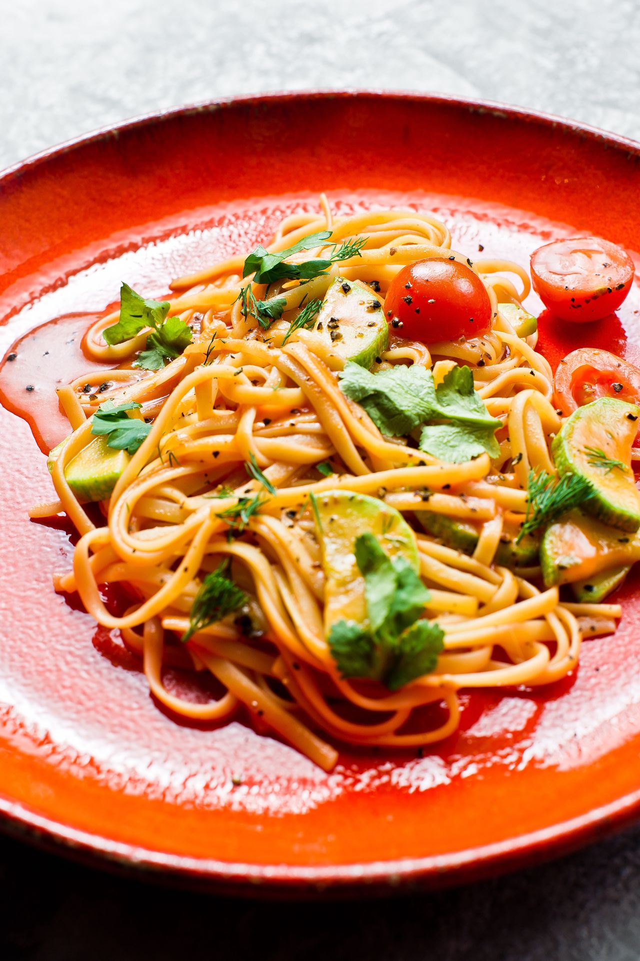 Spaghetti z sosem pomidorowym i awokado