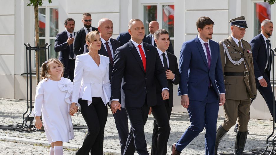 Karol Nawrocki z rodziną wchodzą do Pałacu Prezydenckiego