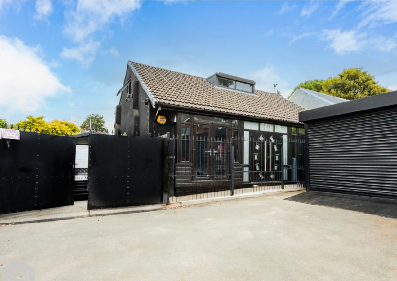 Brytyjski "najczarniejszy dom w historii" jest na sprzedaż. Kosztuje mniej, niż myślisz