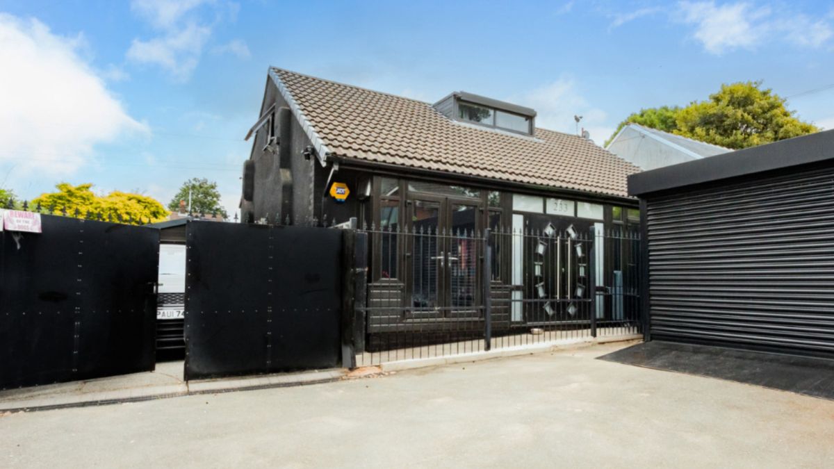 Czarny dom na sprzedaż. Tak wygląda