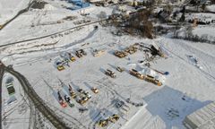 Bolków. Sroga zima nie przeszkadza, prace budowlane na S3 trwają. Powstanie gigantyczny tunel w skale