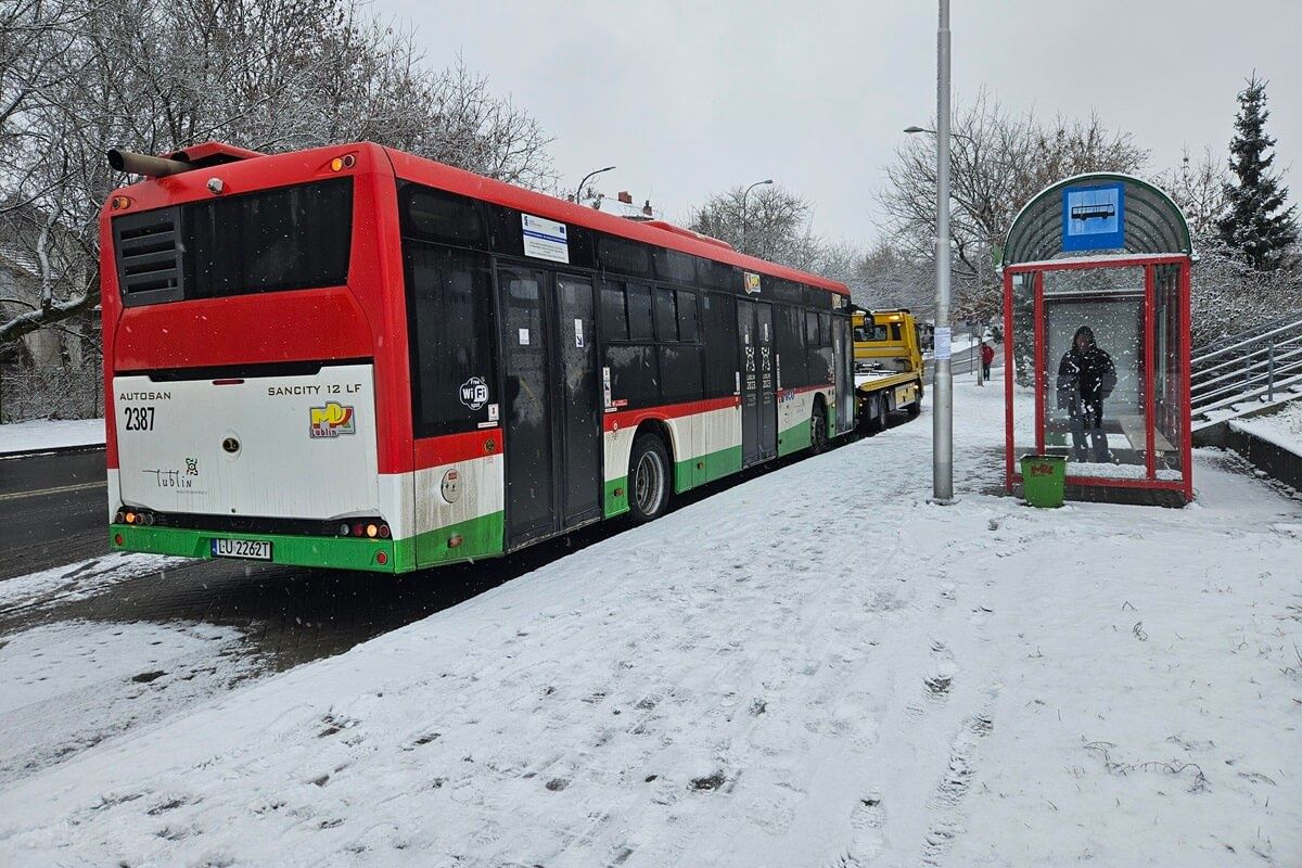 Autobus MPK Lublin uderzył w tył autolawety na al. Warszawskiej